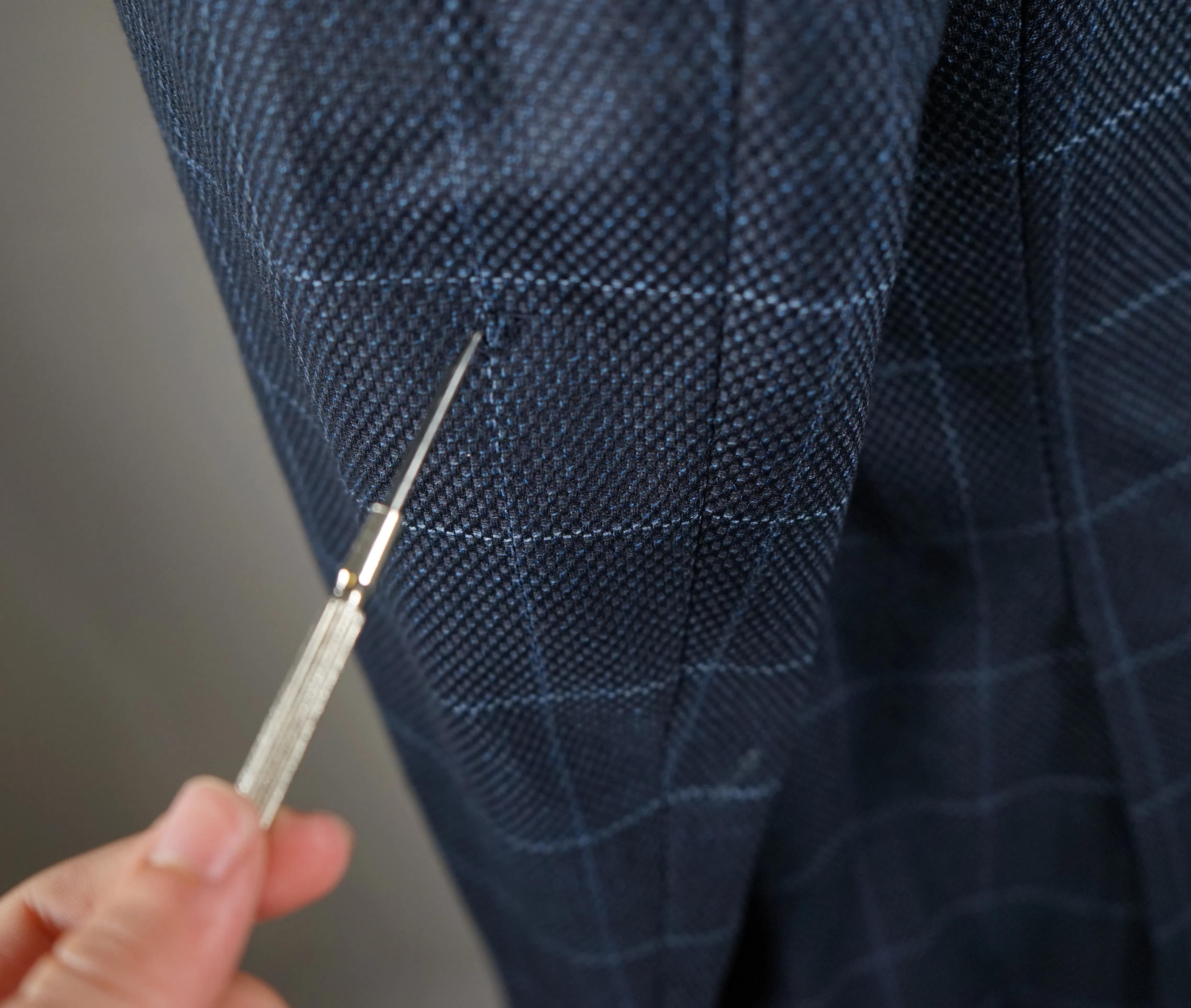 ARMANI COLLEZIONI - Blue & Navy Textured CASHMERE BLEND Royal Weave Blazer - 42L