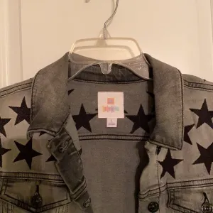LuLaRoe Fabulous black soft &amp; stretchy jean jacket w/⭐️s!