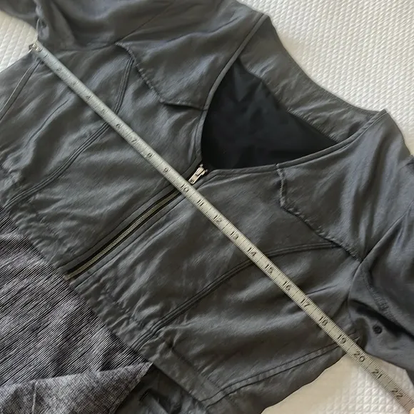 Lululemon‎ Tranquility Jacket Gray Approx. Size 10