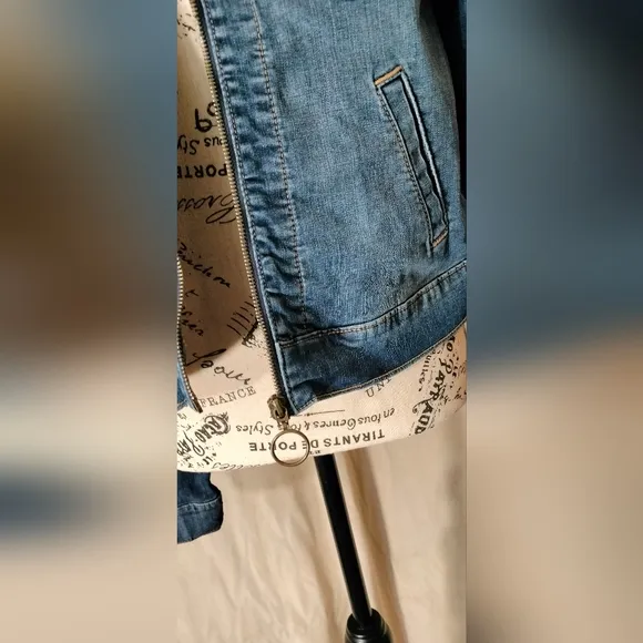 NWOT! Torrid Denim Blue Medium-Wash Crop Denim Jacket. Size 1