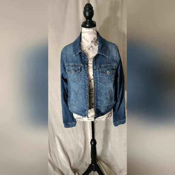 NWOT! Torrid Denim Blue Medium-Wash Crop Denim Jacket. Size 1