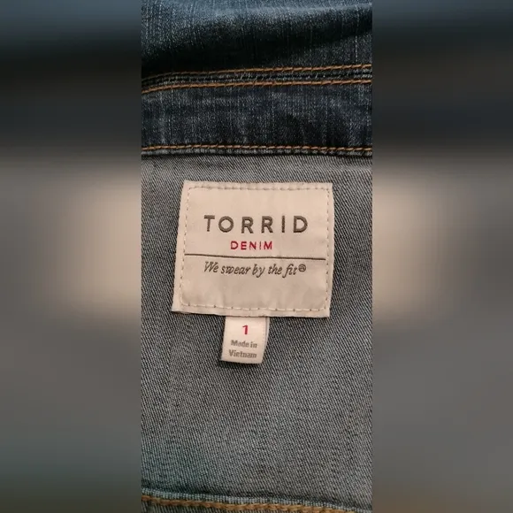 NWOT! Torrid Denim Blue Medium-Wash Crop Denim Jacket. Size 1