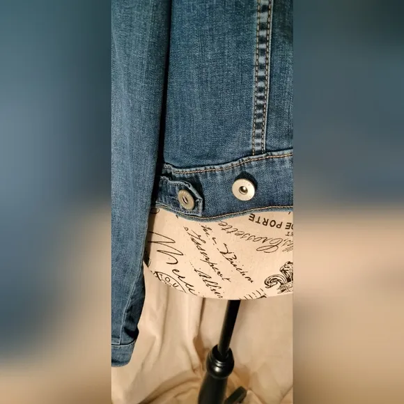 NWOT! Torrid Denim Blue Medium-Wash Crop Denim Jacket. Size 1